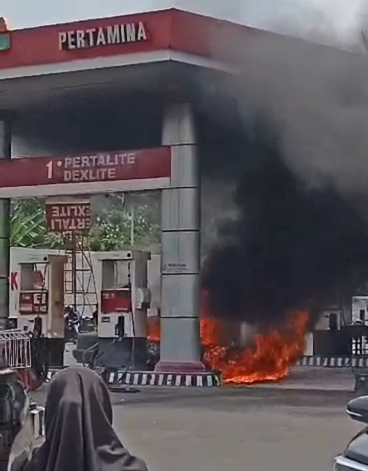 Diduga Korsleting, Mobil Sedan Terbakar Satu Orang&nbsp;Terluka