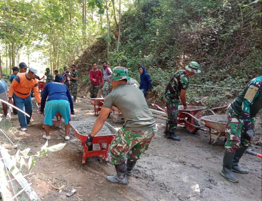 Kerja Tanpa Pamrih, TNI Dan Warga Tetap Kerja Meski hari&nbsp;Libur