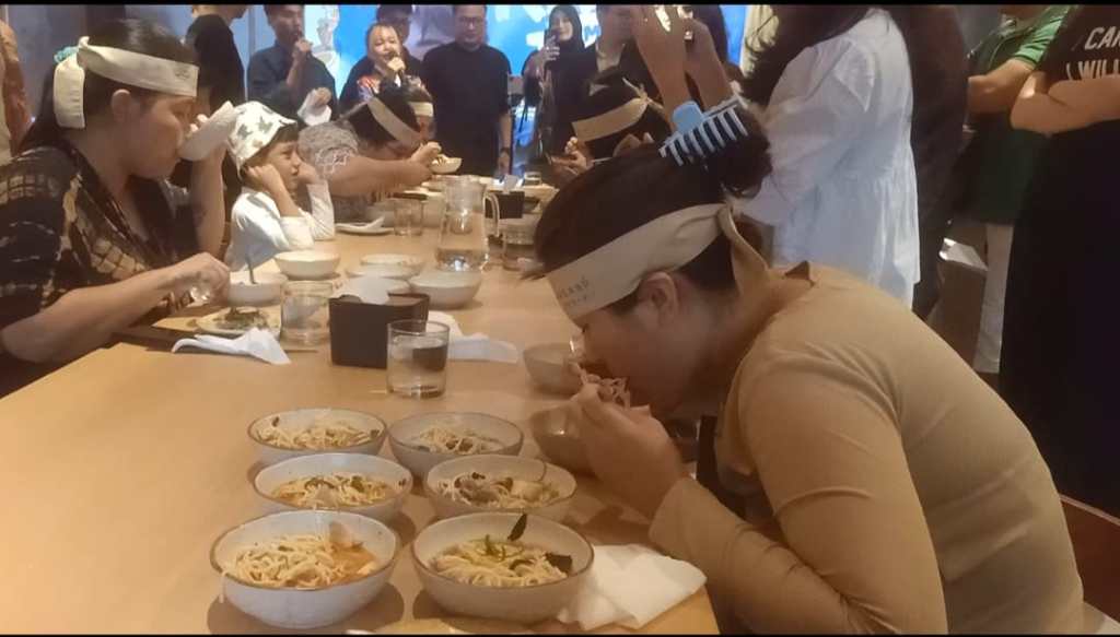 Wow, Warga Gedangan Habis 8 Mangkuk Mi Ramen Dalam Waktu Kurang Dari 4&nbsp;Menit