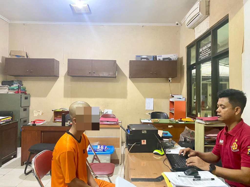 Tetangga Satu RT Di Ngadirojo Tega Mencuri Tas Berikut Raket. Hla Ditangkap Polisi&nbsp;Dech