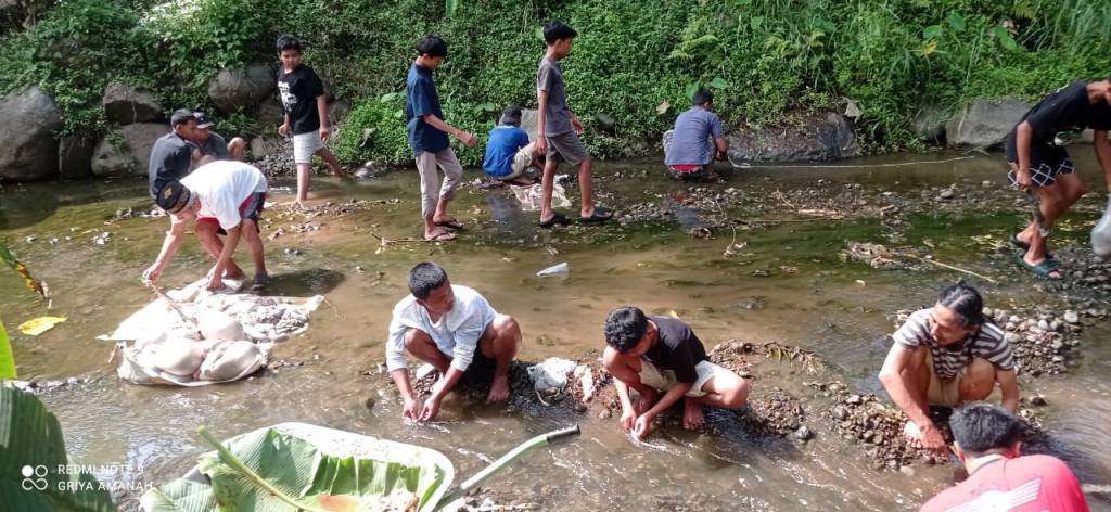 Meski Sudah Dilarang, Warga Masih Ada Yang Mencuci Jeroan Di&nbsp;Sungai