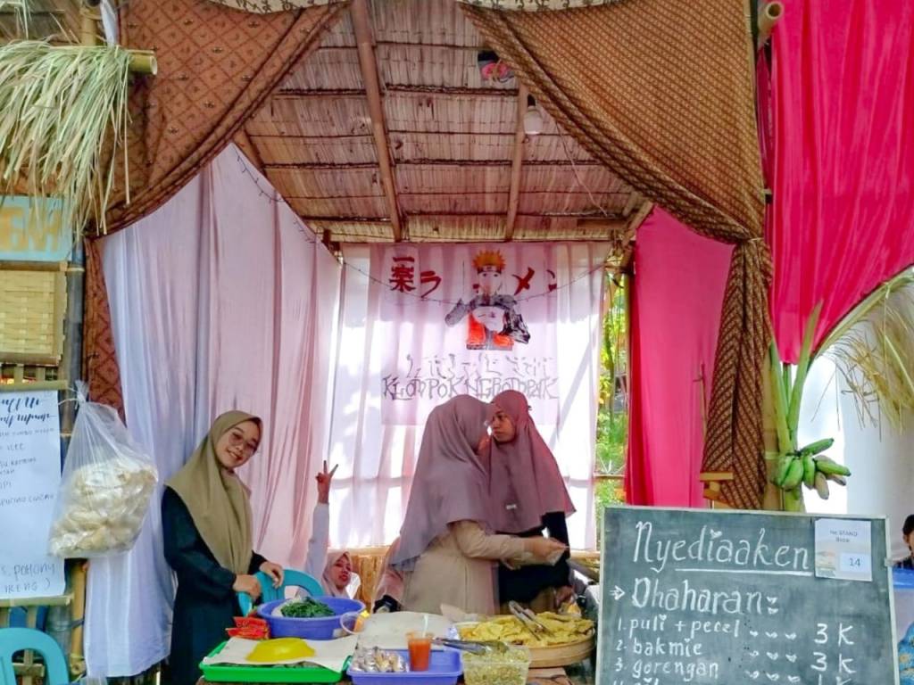 Aneka Makanan Dan Minuman Di Bazar Remaja LDII Senilai&nbsp;Rp3.000