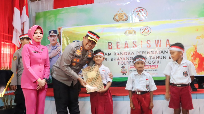 Bagi-Bagi Sembako Dan Beasiswa, Wujud Kepedulian Polisi Pada Masyarakat&nbsp;Pare