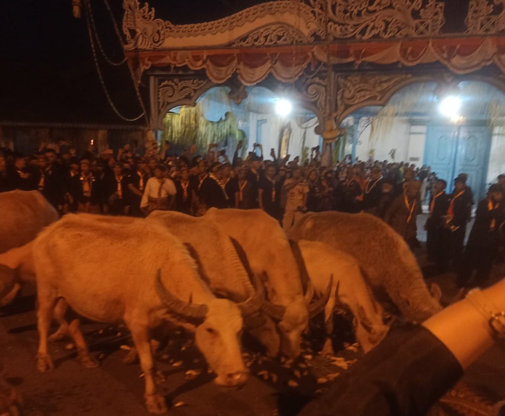 Kirab Pusaka Keraton Kasunanan Surakarta, Warga Berjubel Di&nbsp;Gladag
