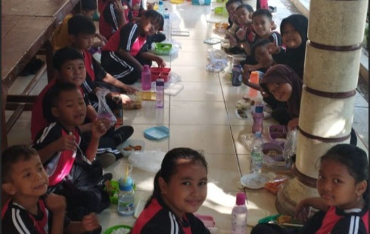 MPLS Ala Siswa SDN 1 Pokoh Kidul, Jalan Sehat Sekaligus Bersihkan Lingkungan Sekitar