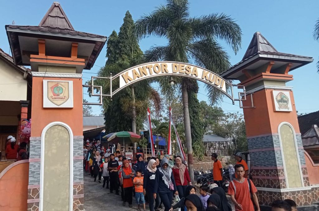 Warga Kudi Jalan Sehat Meriahkan HUT Ke-79&nbsp;RI