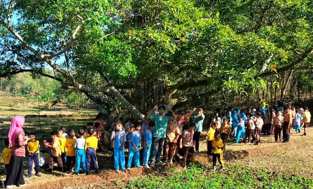 Nature Education Mahasiswa KKN Unisri Membuat Pelajar SDN 1 Mojopuro Riang&nbsp;Gembira