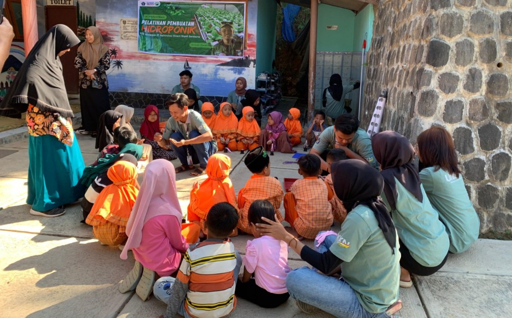 Mahasiswa KKN Unisri Surakarta Dorong Ketahanan Pangan Melalui Edukasi Hidroponik Di Desa&nbsp;Slogoretno