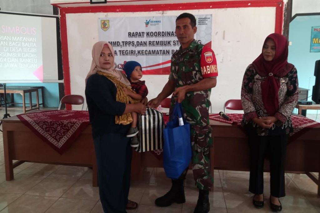 Kurangi Angka Stunting, Babinsa Dampingi Berikan Bantuan Makanan&nbsp;Sehat
