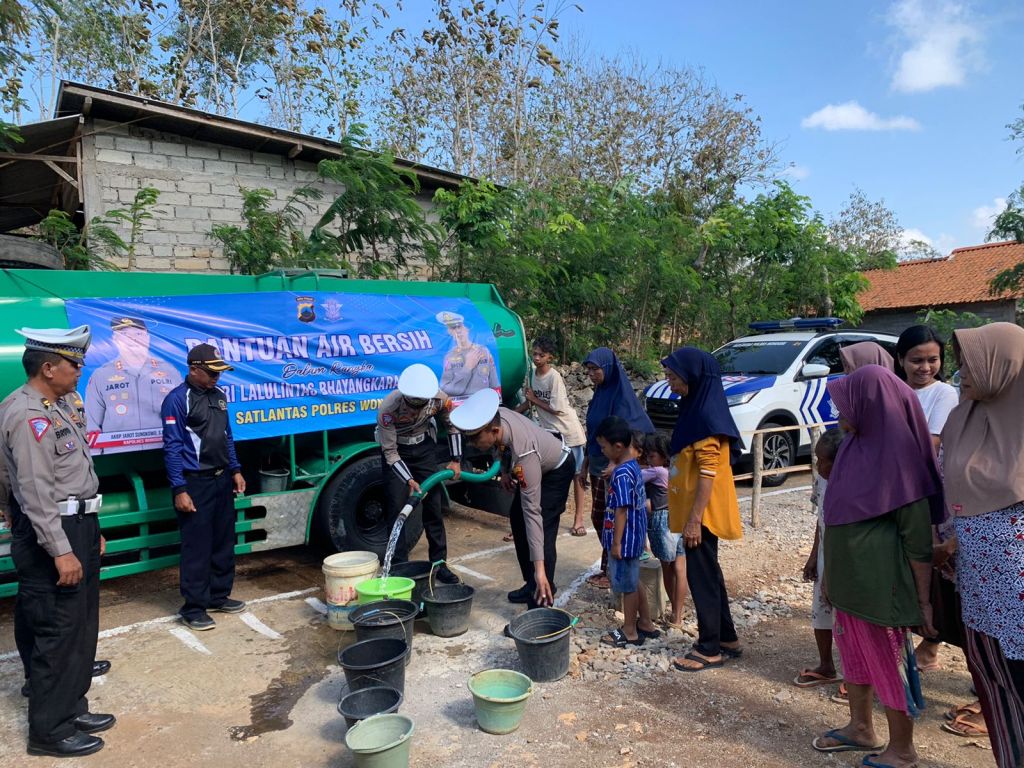 Ayo Peduli Sesama, Droping Air Bersih Ke Masyarakat Terdampak&nbsp;Kekeringan