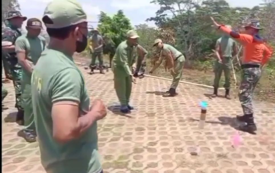 Puluhan Linmas Desa Doho diberi Pelatihan Kedisiplinan Oleh&nbsp;Babinsa