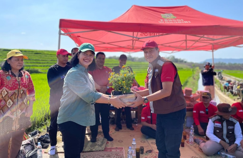 Wakil Bupati Wonogiri, LPPM UNS Bersama Petani Tanam Refugia Di Punthuk View&nbsp;Slogoretno